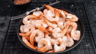 KREVETY GAMBAS ČÁSTEČNĚ LOUPANÉ, VAŘENÉ, GLAZOVANÉ 200 G